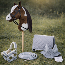 Hobby Horse Steckenpferd +Trense Zügel + Halfter Set + Fliegenhaube + Decke und Pferdepass braun/weiss Hobby Horse Steckenpferd +Trense Zügel + Halfter Set + Fliegenhaube + Decke und Pferdepass braun/weiss