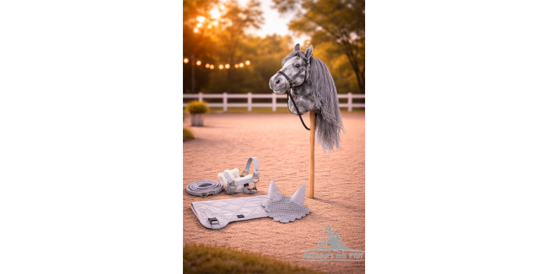 Hobby Horse Steckenpferd +Trense Zügel + Halfter Set + Fliegenhaube + Decke und Pferdepass grau Hobby Horse Steckenpferd +Trense Zügel + Halfter Set + Fliegenhaube + Decke und Pferdepass grau