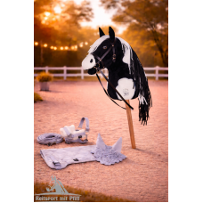 Hobby Horse Steckenpferd +Trense Zügel + Halfter Set + Fliegenhaube + Decke und Pferdepass schwarz/weiss